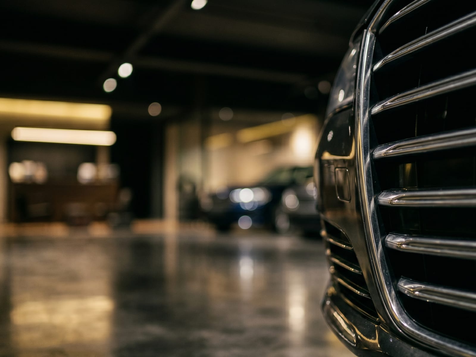 Φωτογραφία της μάντρας LPD Cars στα Σπάτα — chrome grille close-up